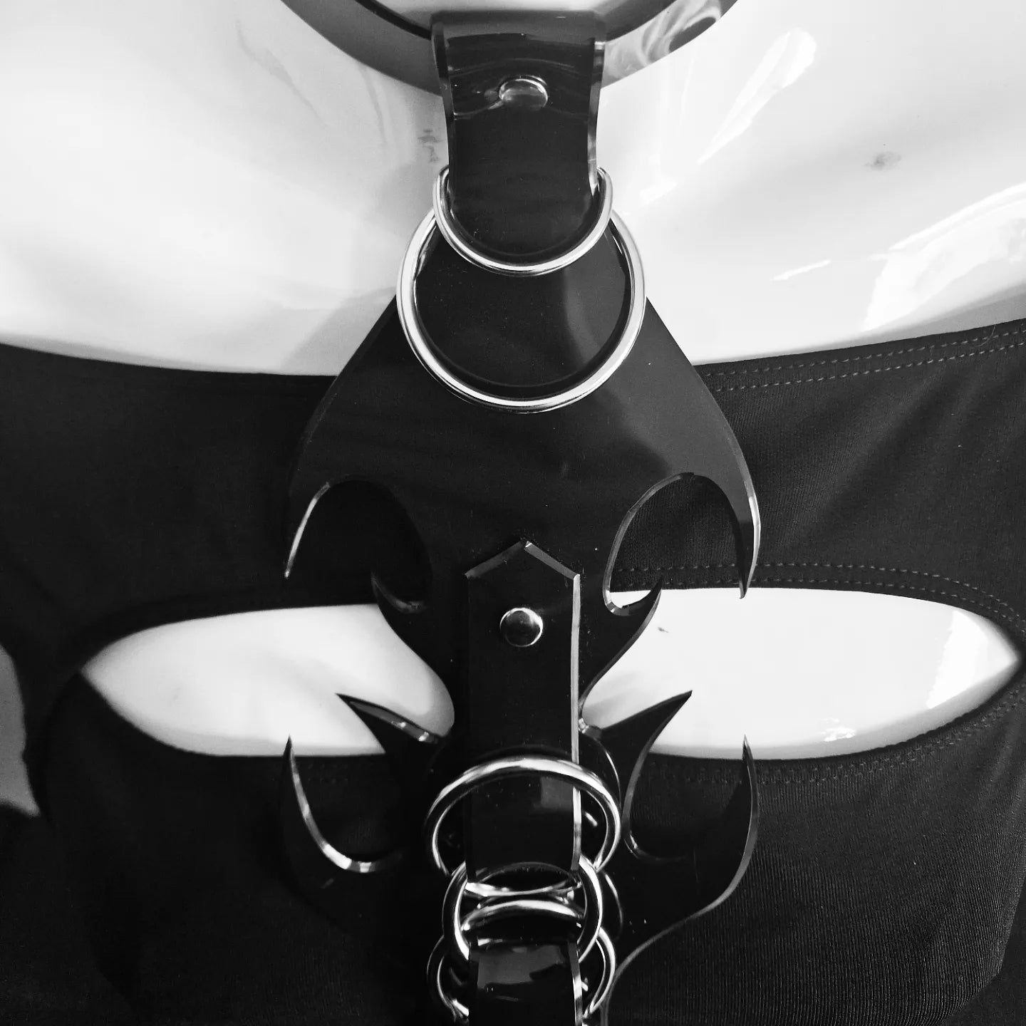 Spiked O Ring Tie